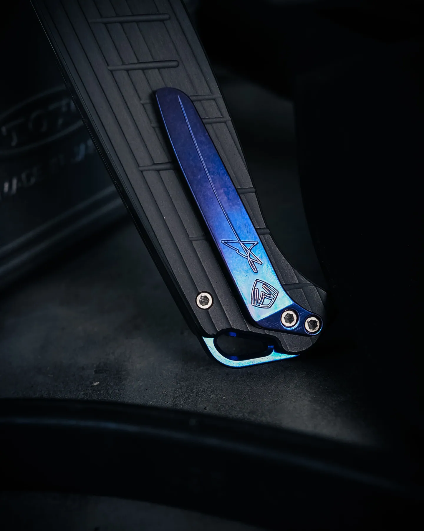Blue clip and backspacer on a closed Torrent knife
