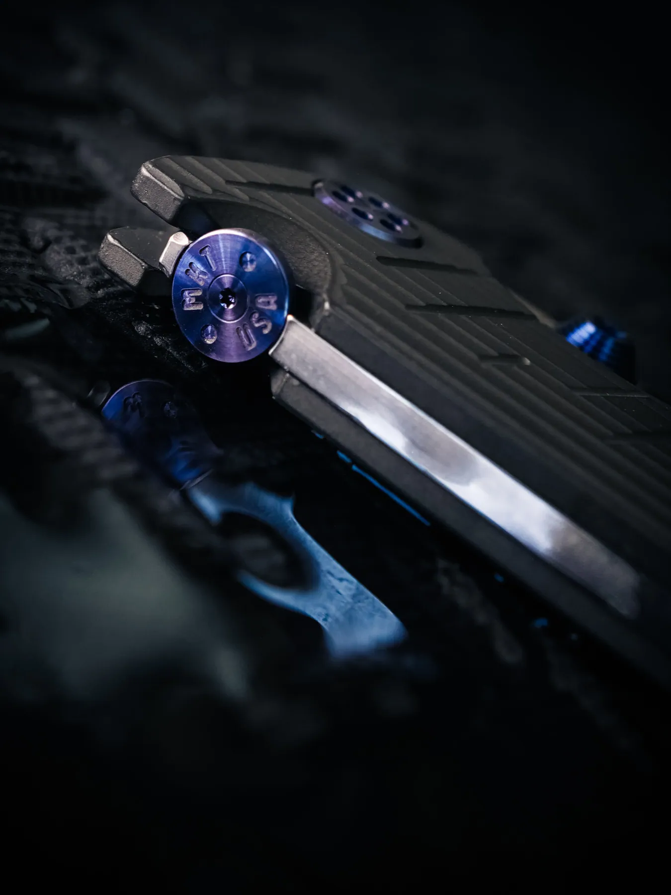 Blue Torrent pivot and blade detail