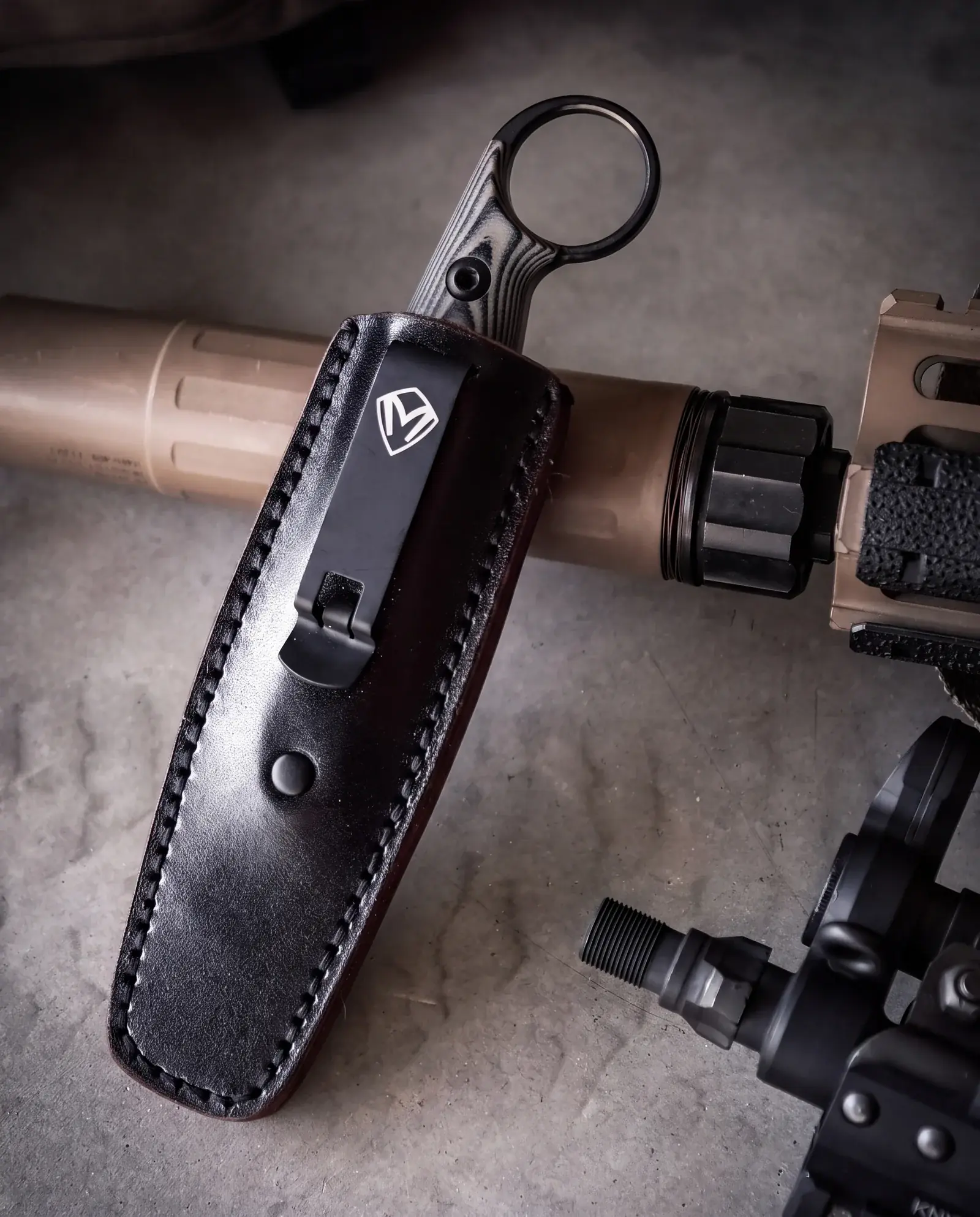 Taskmaster Wharncliffe Tan in sheath