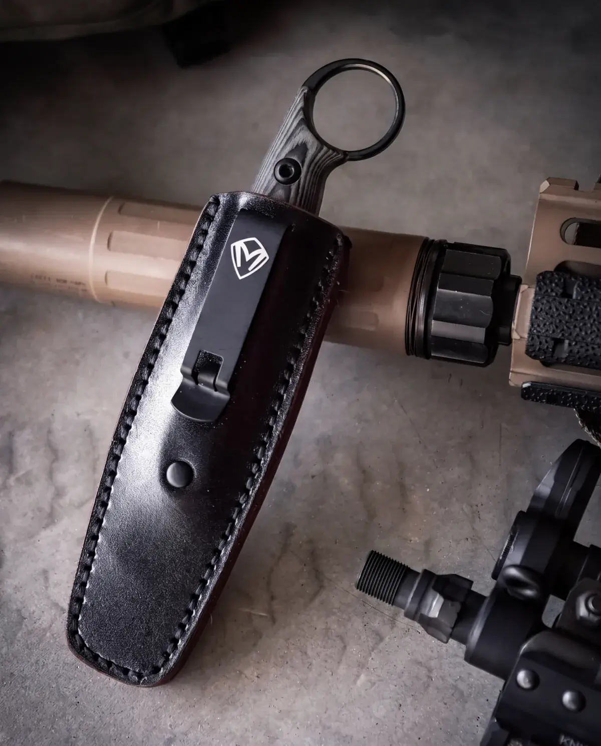 Taskmaster Wharncliffe Grey in sheath