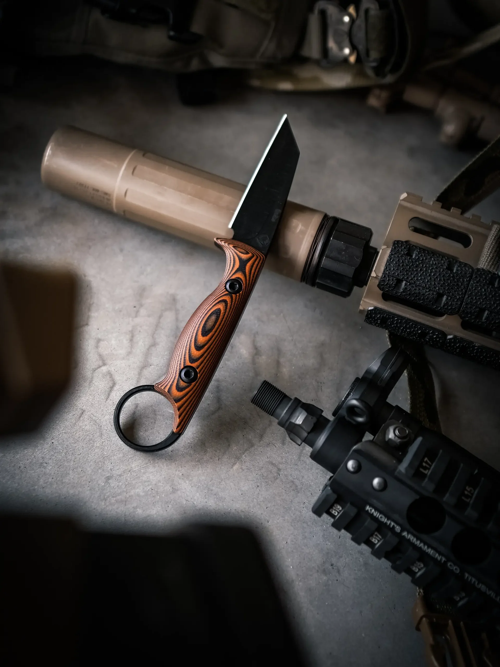 Taskmaster Wharncliffe orange in hand
