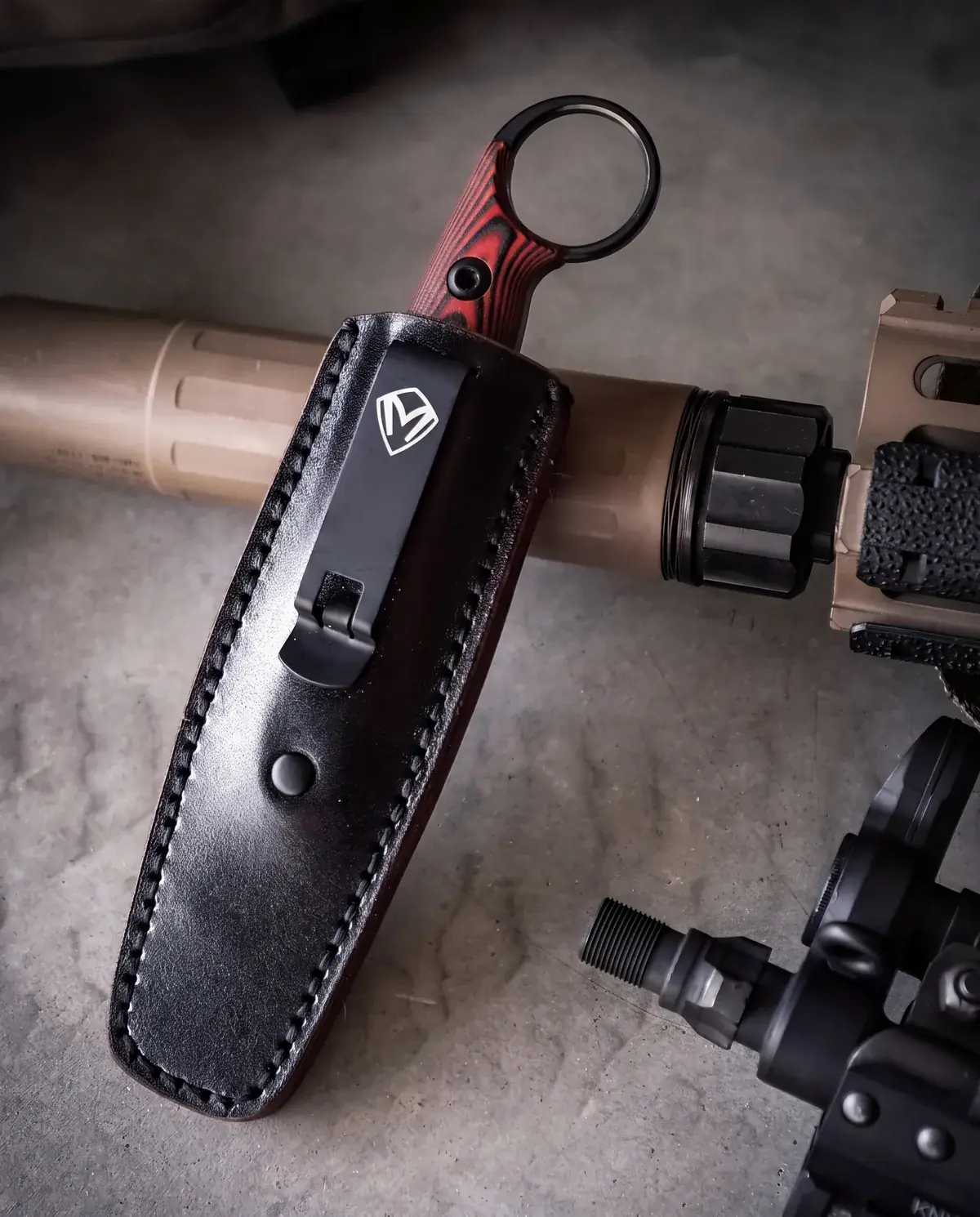 Taskmaster Wharncliffe Red in sheath